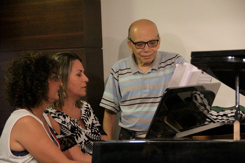 murilo-santos-com-patricia-bretas-e-josiane-kevorkian-na-abm-em-2016-min_1CvOyo
